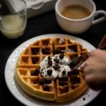 Waffle con crumble di cacao e coulis di pere