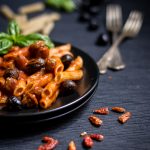 Penne con sugo di salsiccia e olive