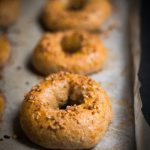 Bagel alle nocciole con tomino e lardo al pepe