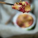 Crumble di pesche e lamponi  per Crazy taste