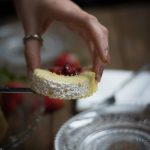 Rotolo di pan di spagna con fragole e zenzero