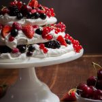 Meringue cake ai frutti di bosco