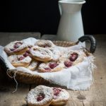 Tartellette rustiche con crema frangipane e lamponi