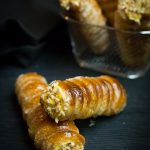 Cannoli di pasta sfoglia alla crema pasticcera