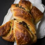 Trecce di pasta brioche con crema e cioccolato