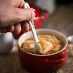 Cobbler alle pesche con frutti di bosco