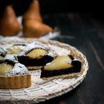 Crostata ricca di pere e mandorle