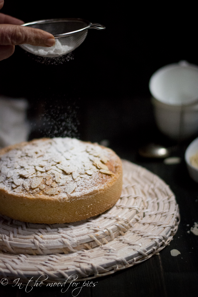 Crostata frangipane con setaccio