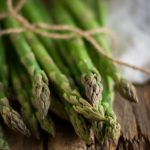 Asparagi vestiti a festa in sfoglia veloce