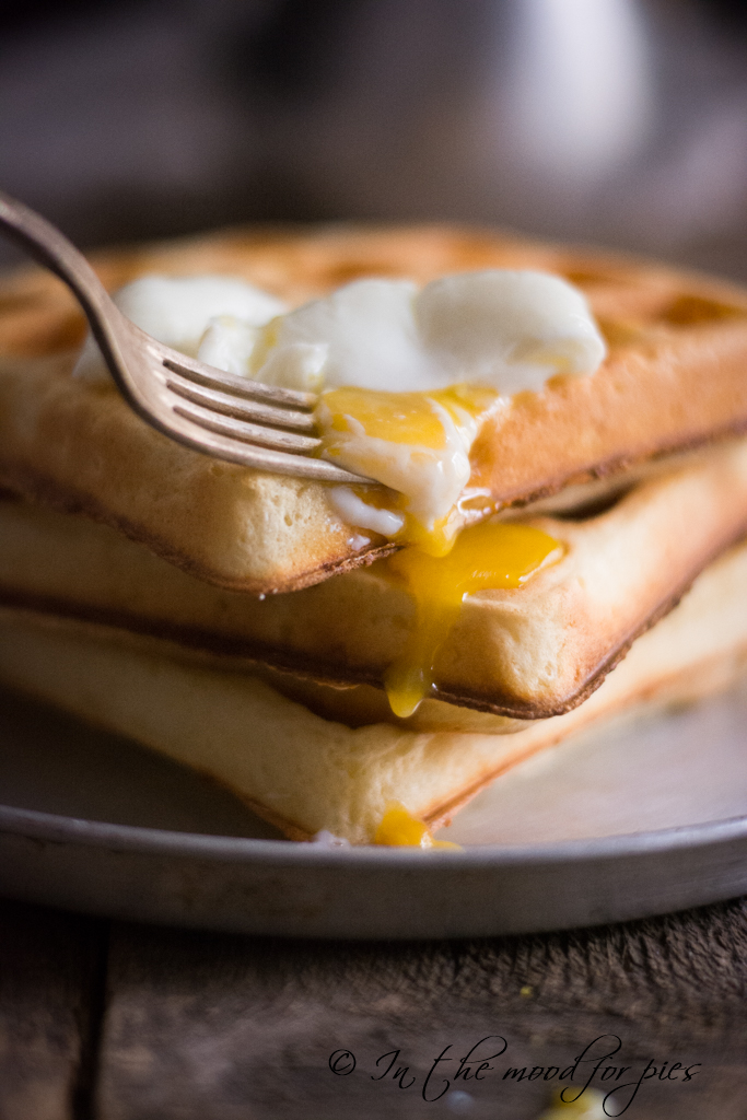 waffle con uovo e forchetta 