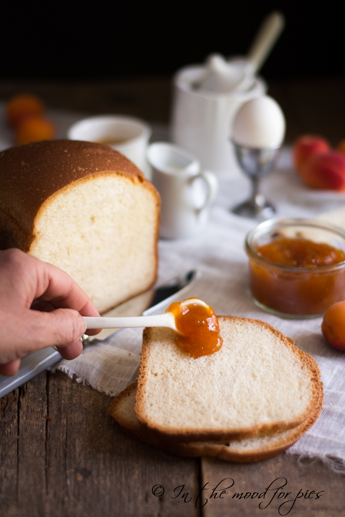 pane con cucchiaio marmellata 