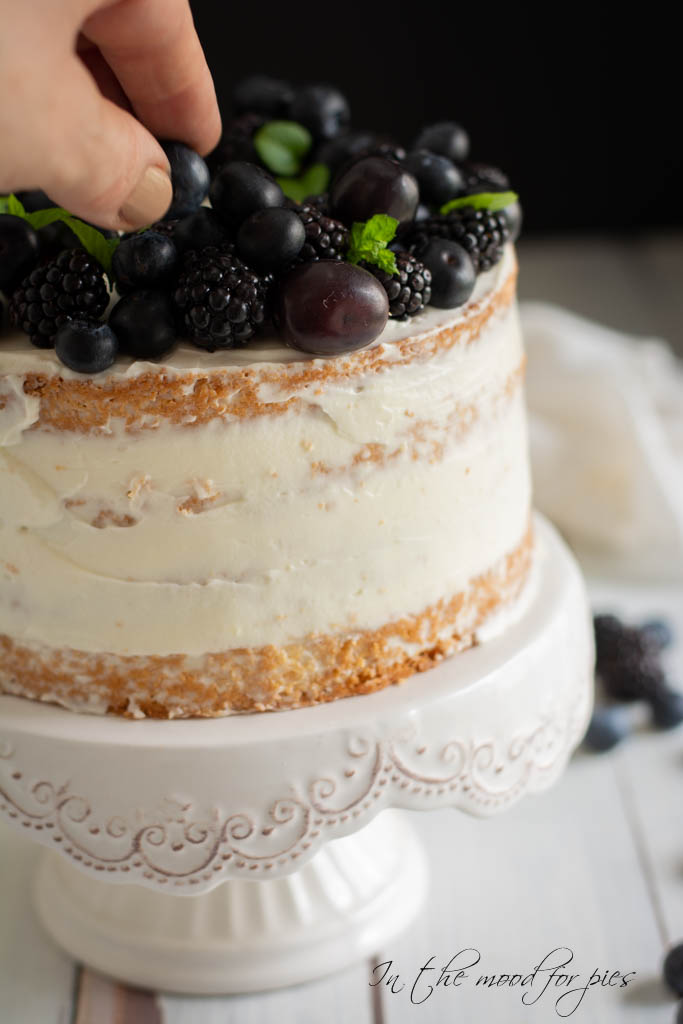 mano su naked cake