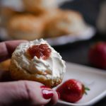 Scones, clotted cream e fragole, very english